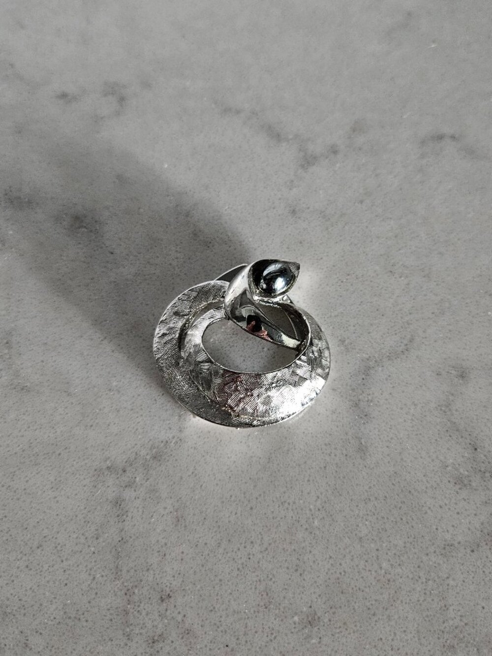 RARE VINTAGE LIEBA USA BRUSHED SILVER SWIRLED SCARF CLIP W/ LUSTROUS BLACK STONE